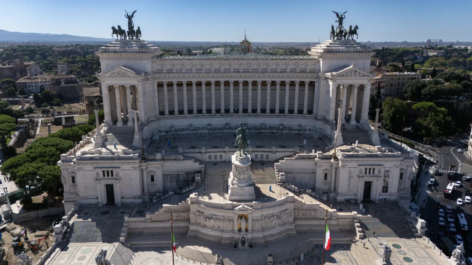 Ujęcie z drona: Altare della Patria w Rzymie z lotu ptaka